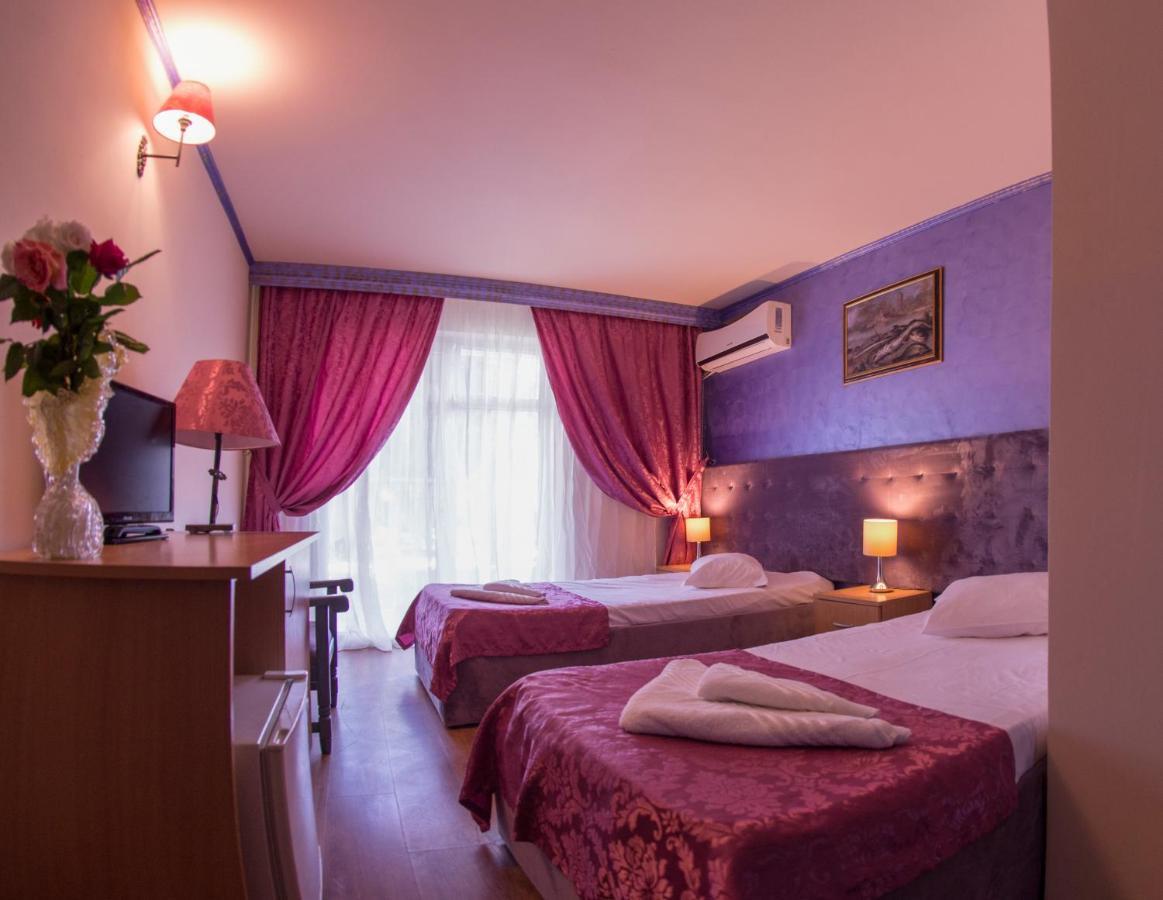Voila Mamaia Hotel Exterior photo
