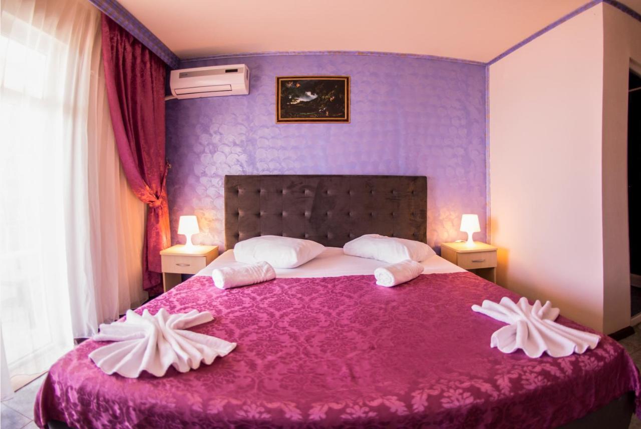 Voila Mamaia Hotel Exterior photo