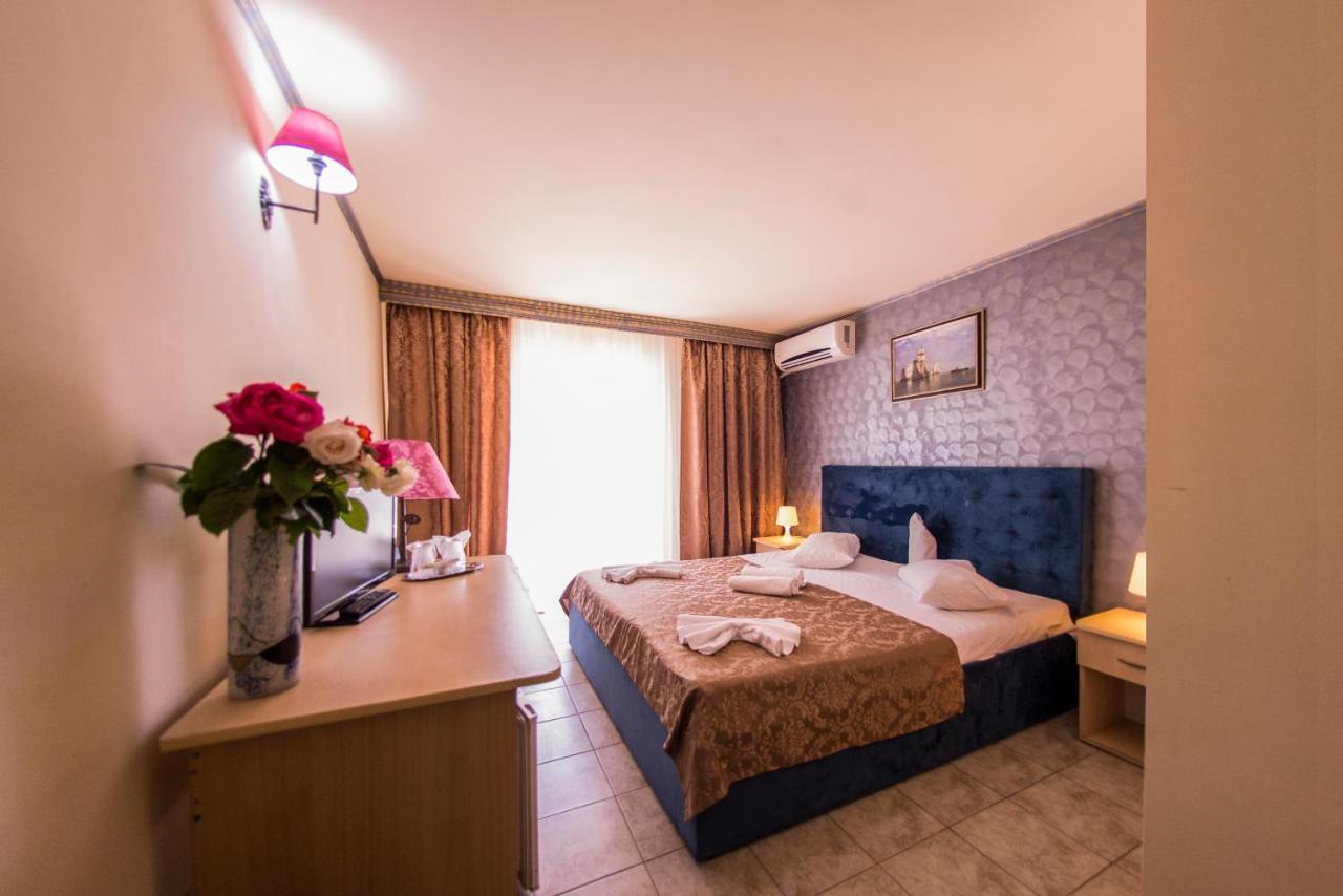 Voila Mamaia Hotel Exterior photo