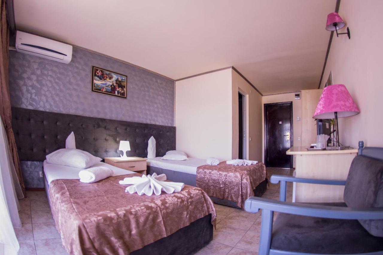 Voila Mamaia Hotel Exterior photo