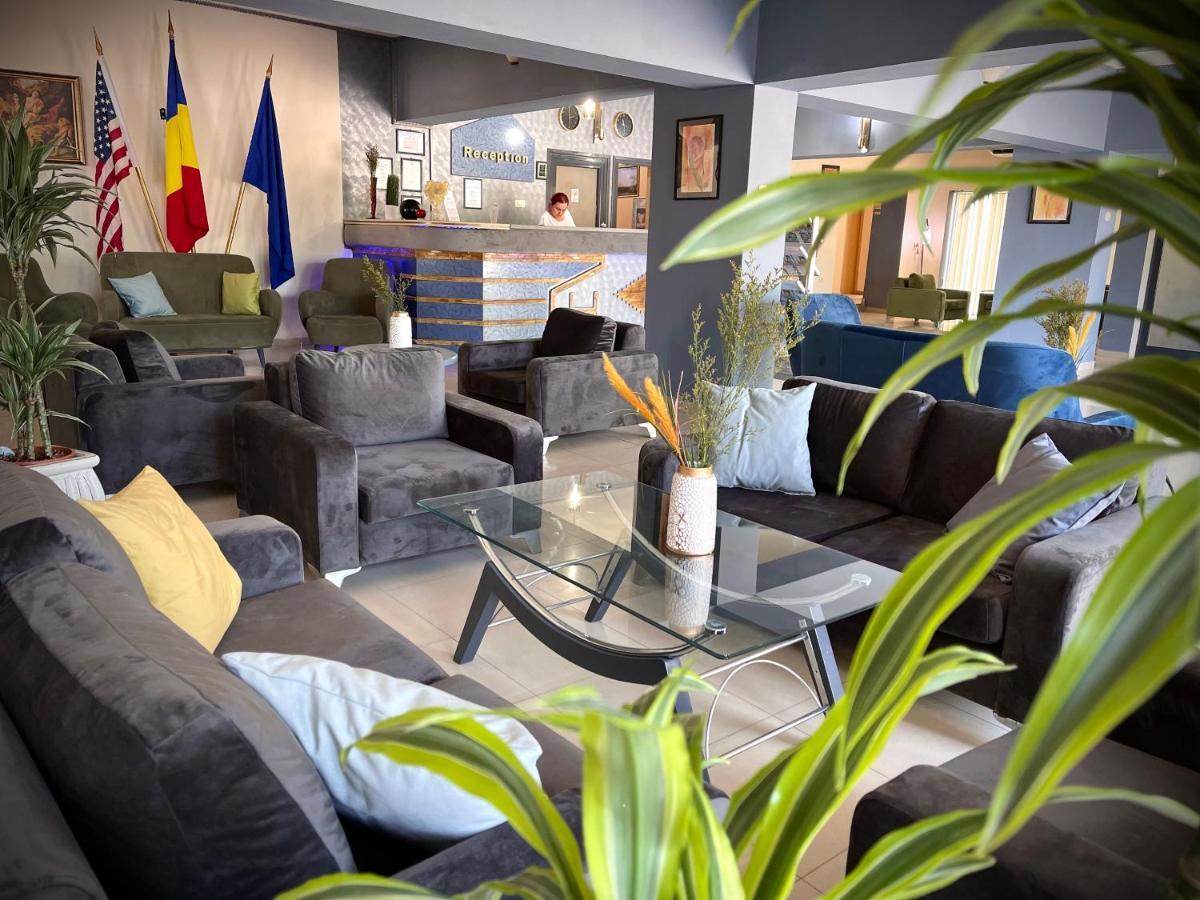 Voila Mamaia Hotel Exterior photo