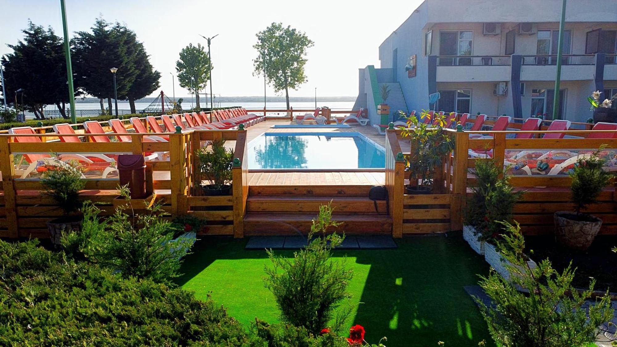 Voila Mamaia Hotel Exterior photo