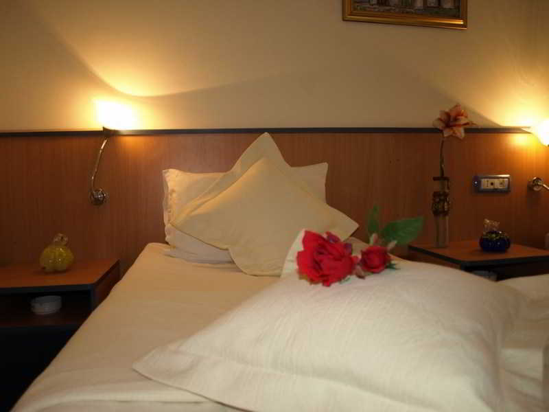 Voila Mamaia Hotel Exterior photo