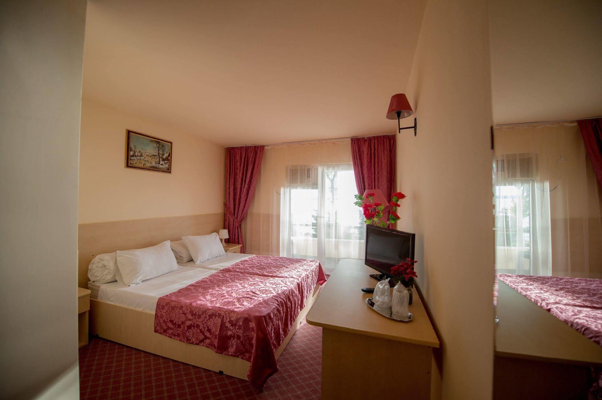 Voila Mamaia Hotel Exterior photo